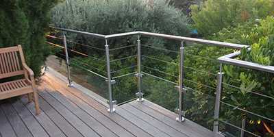 Garde-corps terrasse en bois à câbles avec soubassement en verre vue jardin Garde-corps terrasse en bois à câbles avec soubassement en verre vue jardin